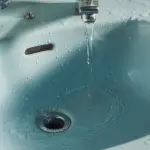 Come sturare uno scarico del lavandino con metodi non corrosivi