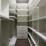 Come organizzare un ripostiglio piccolo con soluzioni economiche