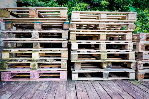 Libreria fai da te con pallet: guida pratica