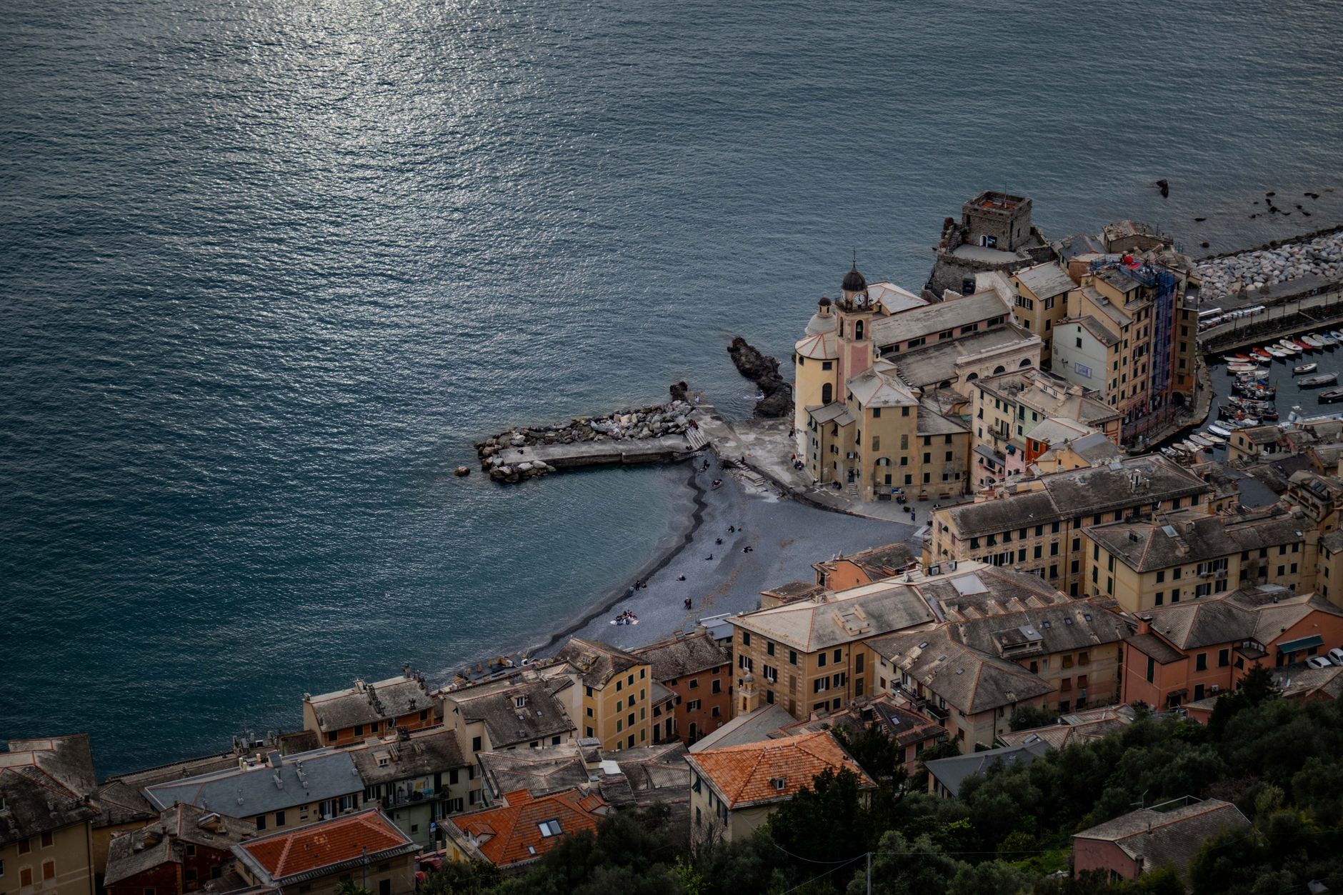 Camogli: il borgo ligure che resiste al turismo